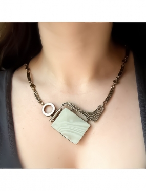 840 Brass necklace with Flint